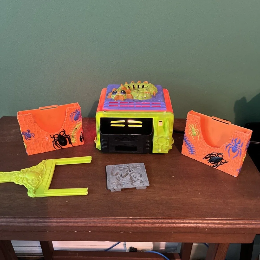 Vintage 2006 Creepy Crawlers  Bug Maker With Some Accessories No Box